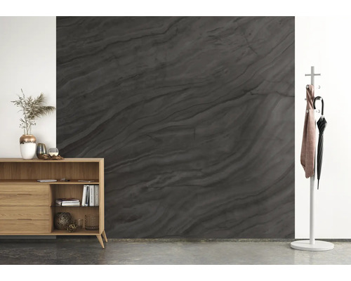 Innenraum mit Holzkommode, Garderobe und einer Wand in Marmoroptik