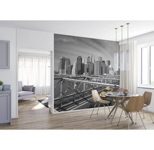 Wohnraum mit Fototapete New Yorker Skyline und Esstisch