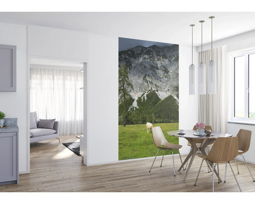 Wohnraum mit Esstischgruppe und Wandbild Berglandschaft