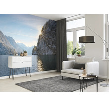 Wohnzimmer mit Fototapete Bergsee, Sessel, Teppich und Kommode