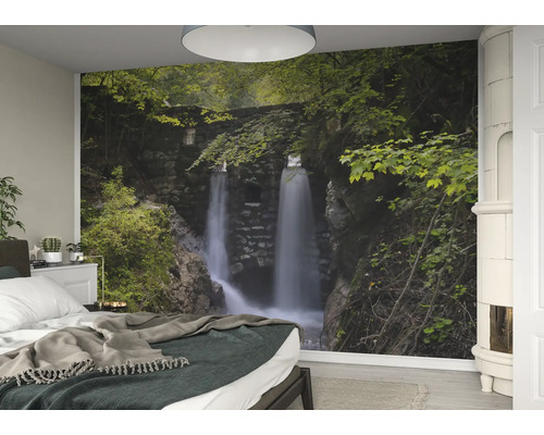 Schlafzimmer mit Fototapete Wasserfall-Motiv
