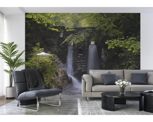 Wohnraum mit Fototapete eines Wasserfalls in einer grünen Landschaft.
