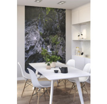 Esszimmer mit Fototapete einer Felsschlucht und weißen Möbeln