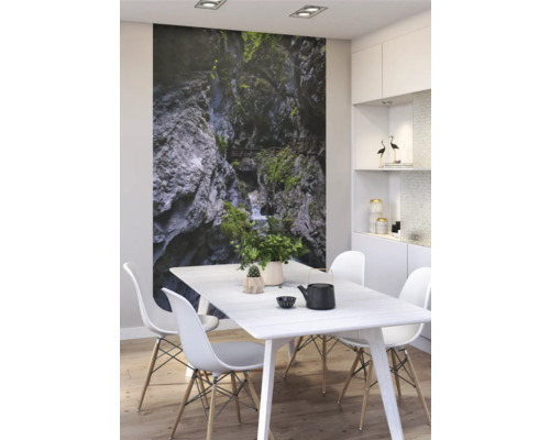 Esszimmer mit Fototapete einer Felsschlucht und weißen Möbeln