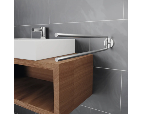 Waschtisch mit schwenkbarem Handtuchhalter an gefliester Wand