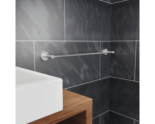 Handtuchhalter aus Metall im Badezimmer mit Waschbecken
