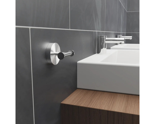 Modernes Badezimmer mit grau gefliesten Wänden, Waschbecken und Handtuchhaken.