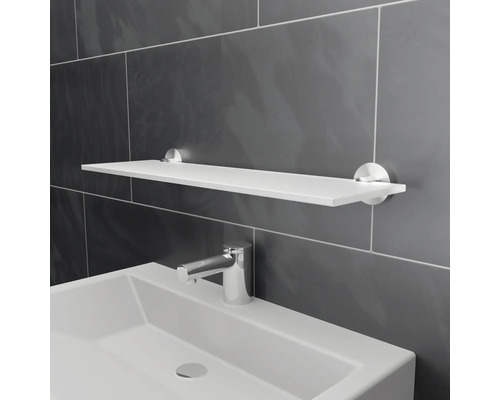 Weißes Wandregal über Waschbecken im Badezimmer