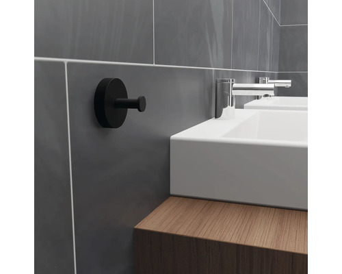 Badezimmer Szene mit Waschbecken, Armaturen und schwarzem Haken