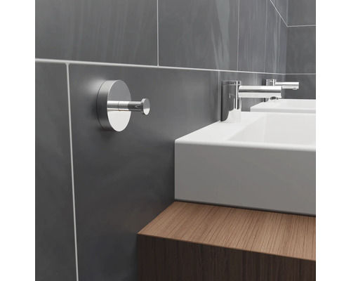 Detailansicht eines Badezimmers mit einem Handtuchhaken an der Wand neben einem Waschbecken