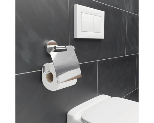 Toilettenpapierhalter aus Metall mit Toilettenspülung im Badezimmer