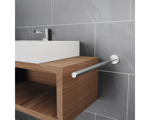 Badezimmerwaschbecken mit Waschtisch und Handtuchhalter