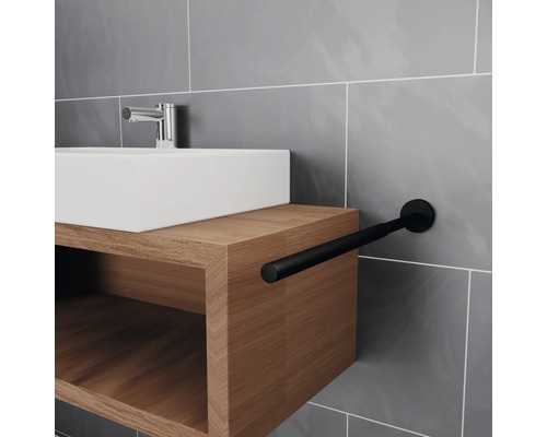 Badezimmer mit Waschbecken, Holzunterschrank und schwarzem Handtuchhalter