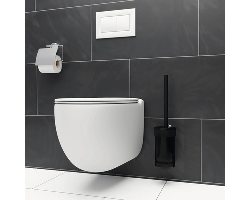 Modernes Badezimmer mit wandhängendem WC, Toilettenbürste und Toilettenpapierhalter
