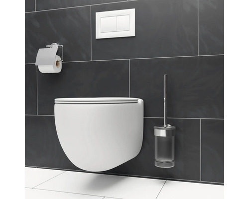 Modernes Badezimmer mit wandhängendem WC, Toilettenpapierhalter, Spültaste und WC-Bürste