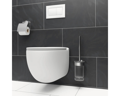 Wandhängendes WC mit Toilettenpapierhalter, Betätigungsplatte und Toilettenbürste