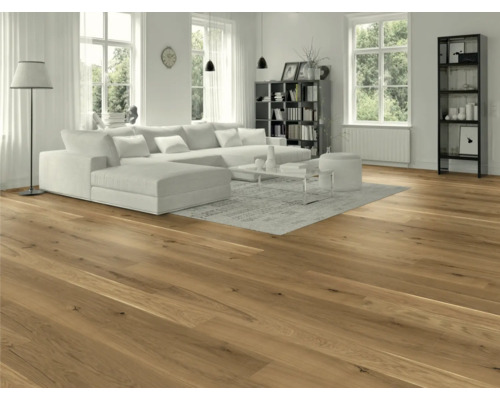 Wohnzimmer mit Holzboden, Sofa und Bücherregal