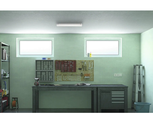 Werkstatt mit Werkbank, Werkzeugwand, Regalen und Fenstern