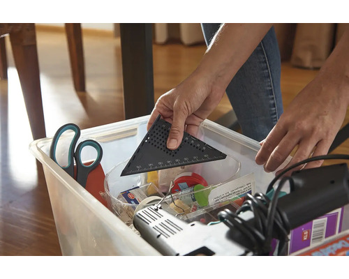 Eine Person ordnet einen Winkelmesser in einer Aufbewahrungsbox mit Werkzeugen.