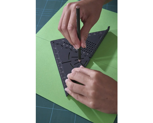 Zeichnen einer Linie mit einem Dreieck und einem Bleistift auf Papier