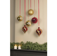 Dekorative Weihnachtskugeln und Girlande über einem Kaminsims