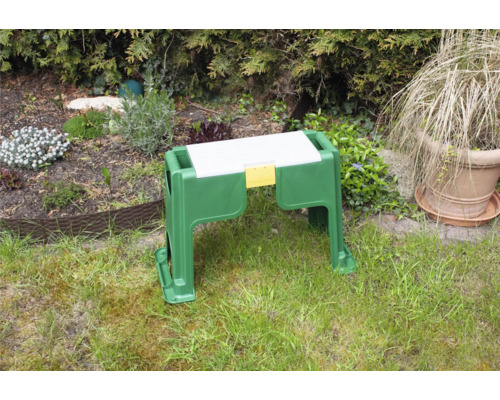 Gartenhocker mit Kissen im Außenbereich