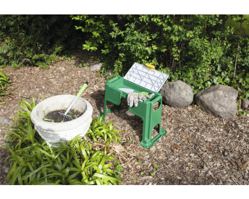 Szene im Garten mit einem Gartenhocker mit Werkzeug