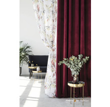 Dekoratives Arrangement mit floralem Vorhang und bordeauxfarbenem Samtvorhang im Wohnraum