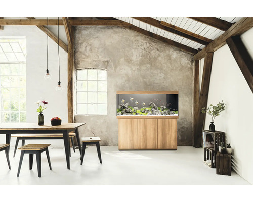 Aquarium mit Unterschrank im Wohnraum