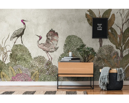 Szene mit Tapete mit Kranich- und Pflanzenmuster, kleinem Holzschrank und Dekoration