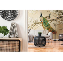 Wohnzimmer mit Pfauentapete, Sofa und Dekorationen