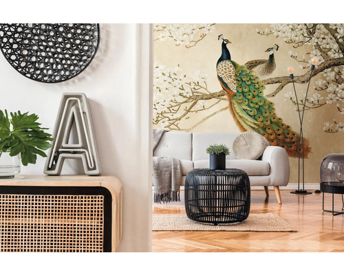 Wohnzimmer mit Pfauentapete, Sofa und Dekorationen