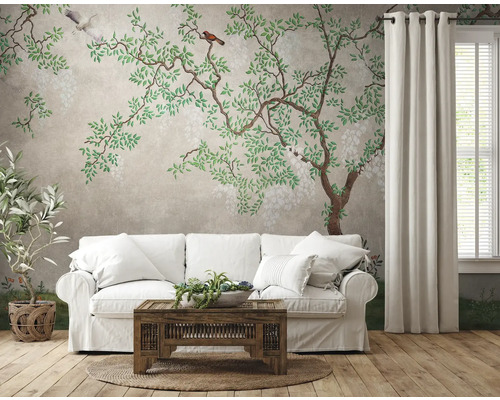 Wohnzimmer mit Sofa vor einer Wandtapete mit Baum- und Vogelmuster
