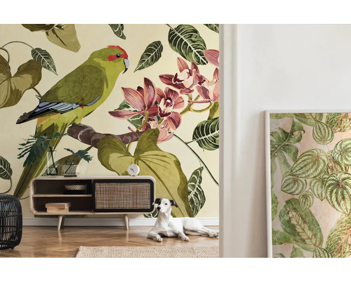 Wohnraum mit Fototapete, die einen Papagei, Orchideen und tropische Blätter zeigt