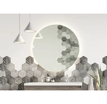 Badezimmer mit rundem Spiegel mit Beleuchtung, Waschbecken und sechseckigen Fliesen.