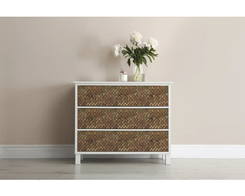 Kommode mit drei geflochtenen Schubladen und weißen Akzenten, mit Dekoration