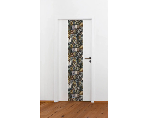 Zimmertür mit Buchstabenmuster