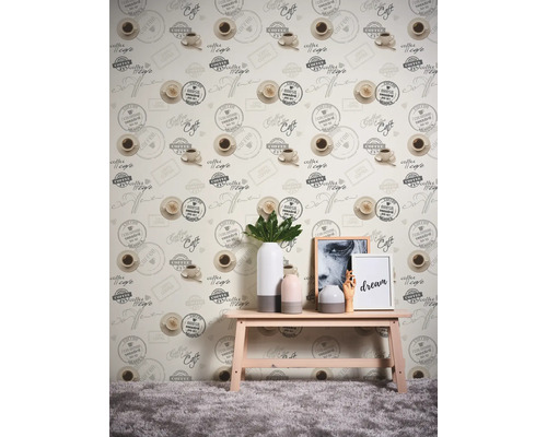 Szene mit einer Wand mit Kaffeetassenmuster, einem Holztisch und Dekorationen