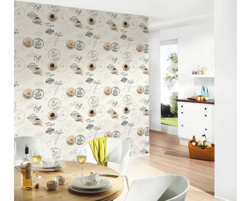 Esszimmer mit Kaffeetassenmuster Tapete, Holztisch und weißen Stühlen