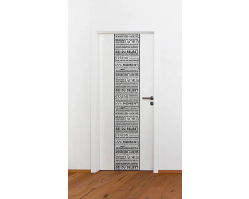 Weiße Tür mit dekorativer Schrift