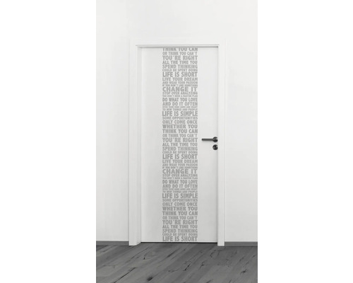 Weiße Zimmertür mit grauen Textaufdrucken und schwarzer Türklinke