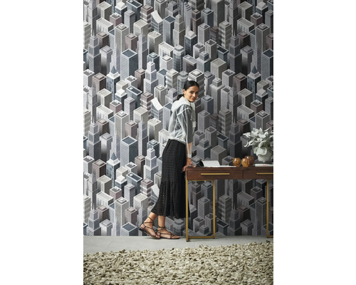 Raumgestaltung mit Tapete mit Stadtmotiv hinter einem Holztisch