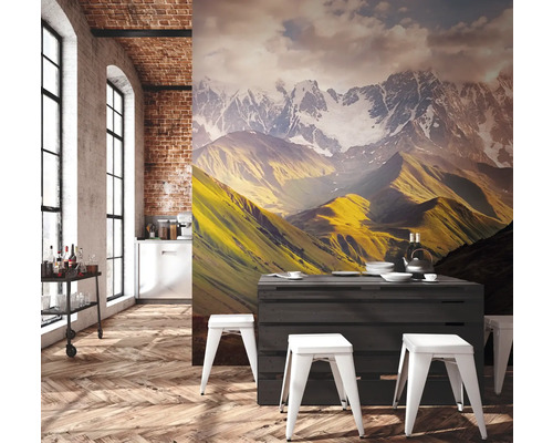 Esszimmer mit Fototapete Berglandschaft, Holztisch und weißen Hockern