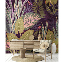 Wohnzimmer mit Kommode, Sessel und botanischer Tapete