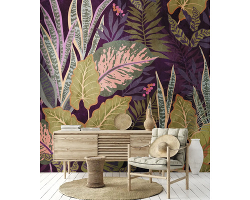 Wohnzimmer mit Kommode, Sessel und botanischer Tapete