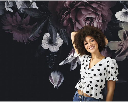 Frau vor floraler Fototapete