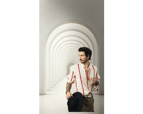 Mann mit Hut in modernem Bogengang