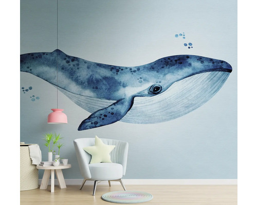 Wohnraum mit Wal Wandtattoo, Sessel, Beistelltisch und Dekoration