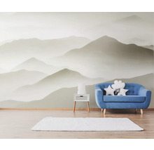 Helles Zimmer mit Bergtapete, blauem Sofa und weißem Teppich