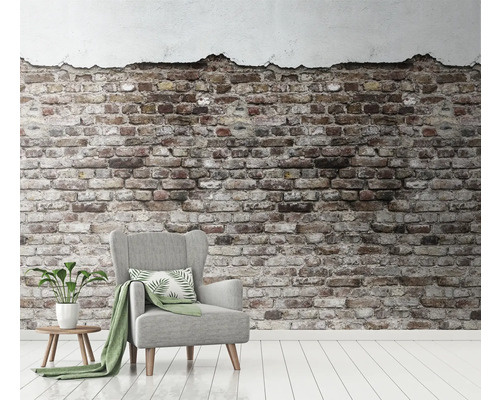 Wohnzimmer mit Ziegelwand, Sessel und Beistelltisch